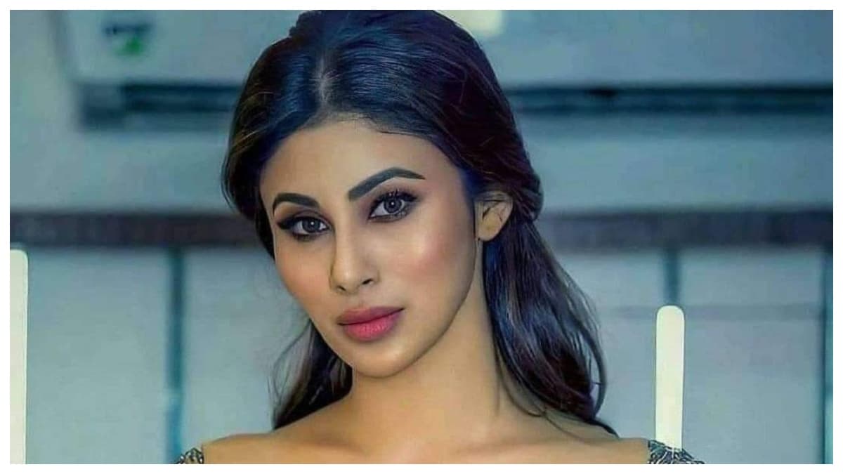 Photos Viral: ब्लैक ड्रेस में Mouni Roy ने दिए किलर पोज, देखकर दिल धड़क जाएगा