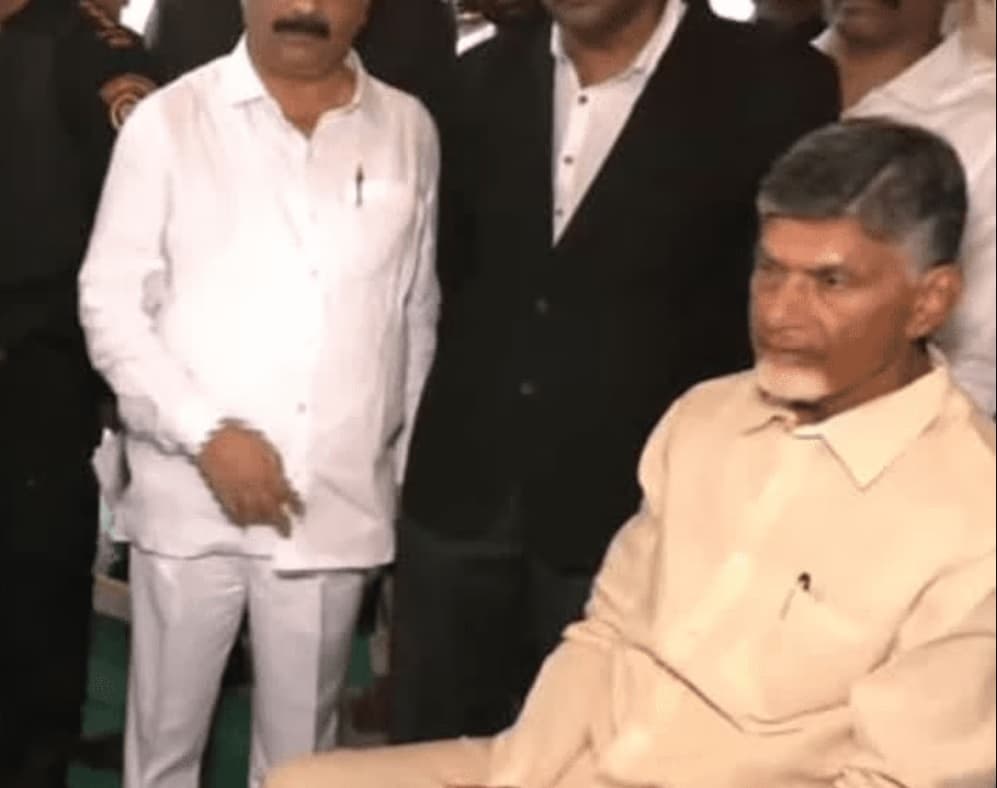 आंध्र प्रदेश के पूर्व CM चंद्रबाबू नायड़ू को CID ने उनके घर से उठाया, देखिए गिरफ्तारी का VIDEO