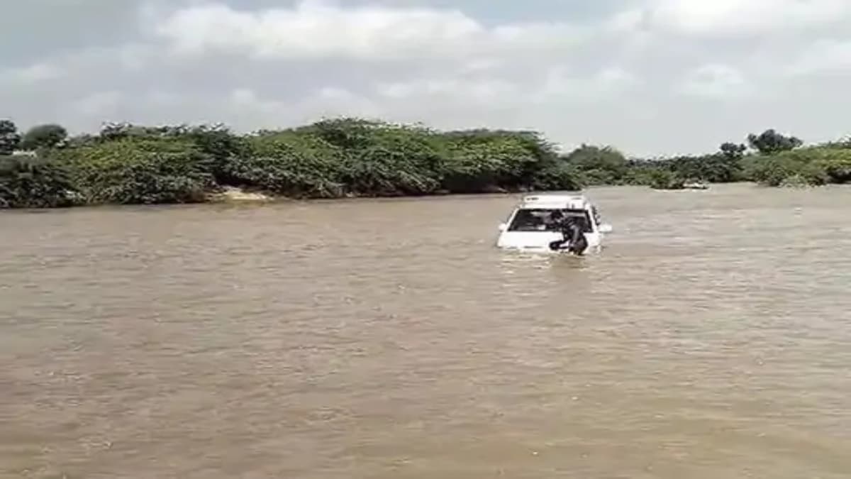 खराब हुई कार सूखी नदी में छोड़ी, सुबह लेने आया तो पानी में बहती मिली, हाल देख माथा पकड़ा