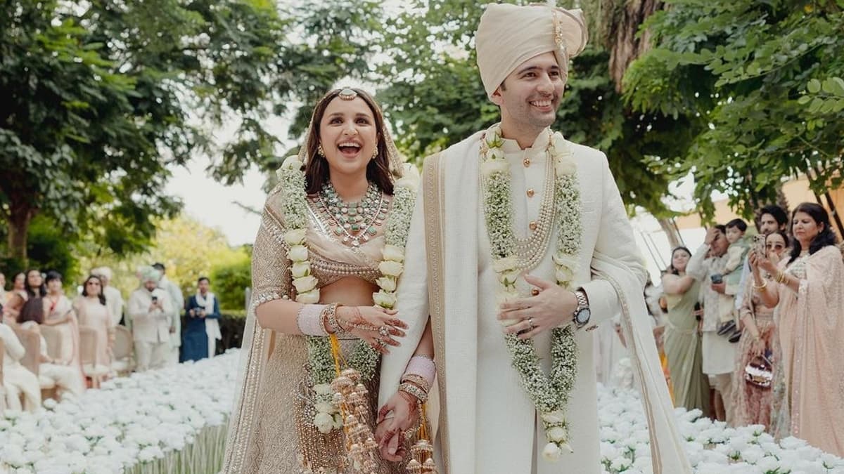 शादी के बाद Parineeti Chopra ने पति Raghav Chadha पर लुटाया प्यार, देखें रोमांटिक वायरल VIDEO