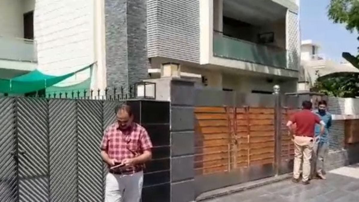 पंजाब के पूर्व वित्त मंत्री मनप्रीत बादल के करीबी शराब कारोबारी के घर विजिलेंस की रेड; नहीं हुआ कोई फायदा