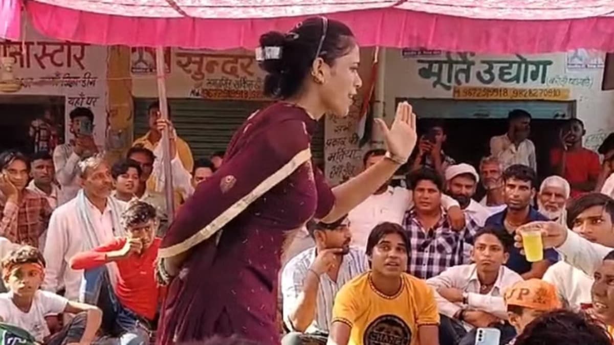 भाजपा की परिवर्तन यात्रा में कांग्रेस के पूर्व विधायक ने बुलाई महिला डांसर