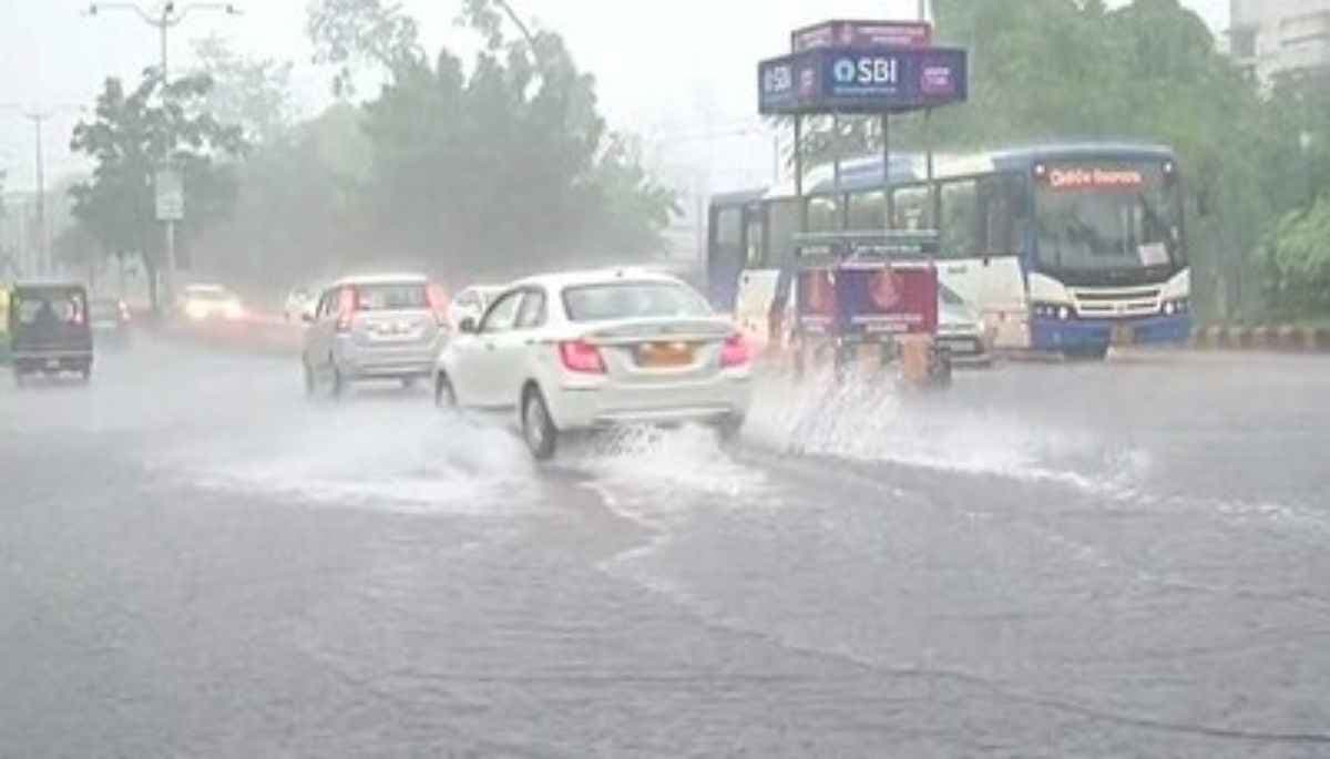 Rajasthan Weather: राजधानी जयपुर समेत कई जिलों में भारी बारिश, मौसम विभाग ने जारी किया रेड अलर्ट