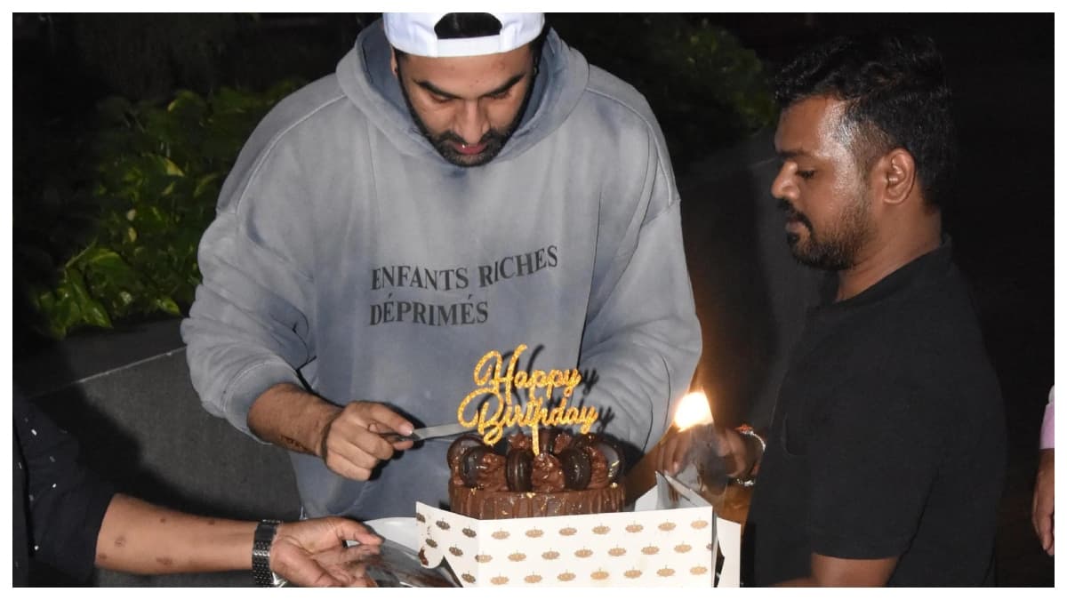 Ranbir Kapoor का स्पेशल बर्थडे सेलिब्रेशन, एक्टर ने फैंस के साथ काटा केक