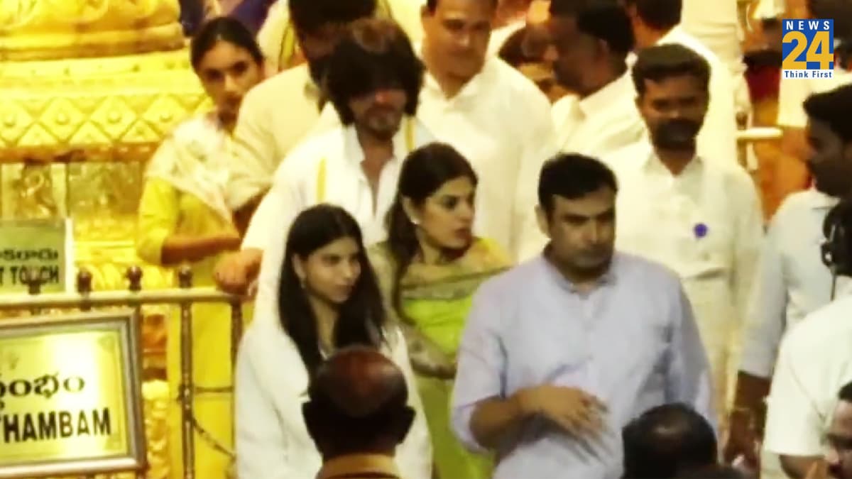 Jawan की रिलीज से पहले बेटी Suhana को लेकर तिरुपति पहुंचे Shah Rukh Khan, देखें VIDEO