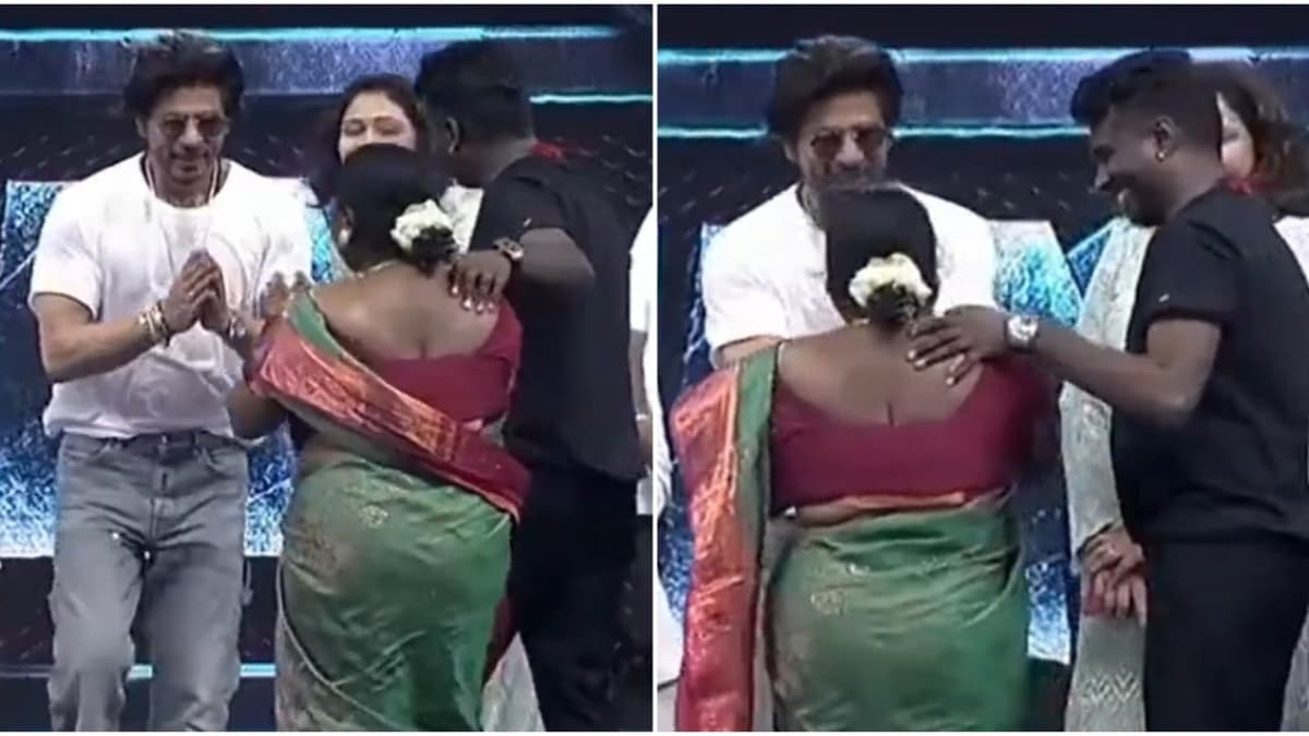 प्रमोशन इवेंट बीच में छोड़ Shah Rukh Khan ने छुए इस डायरेक्टर की मां के पैर, देखें वीडियो