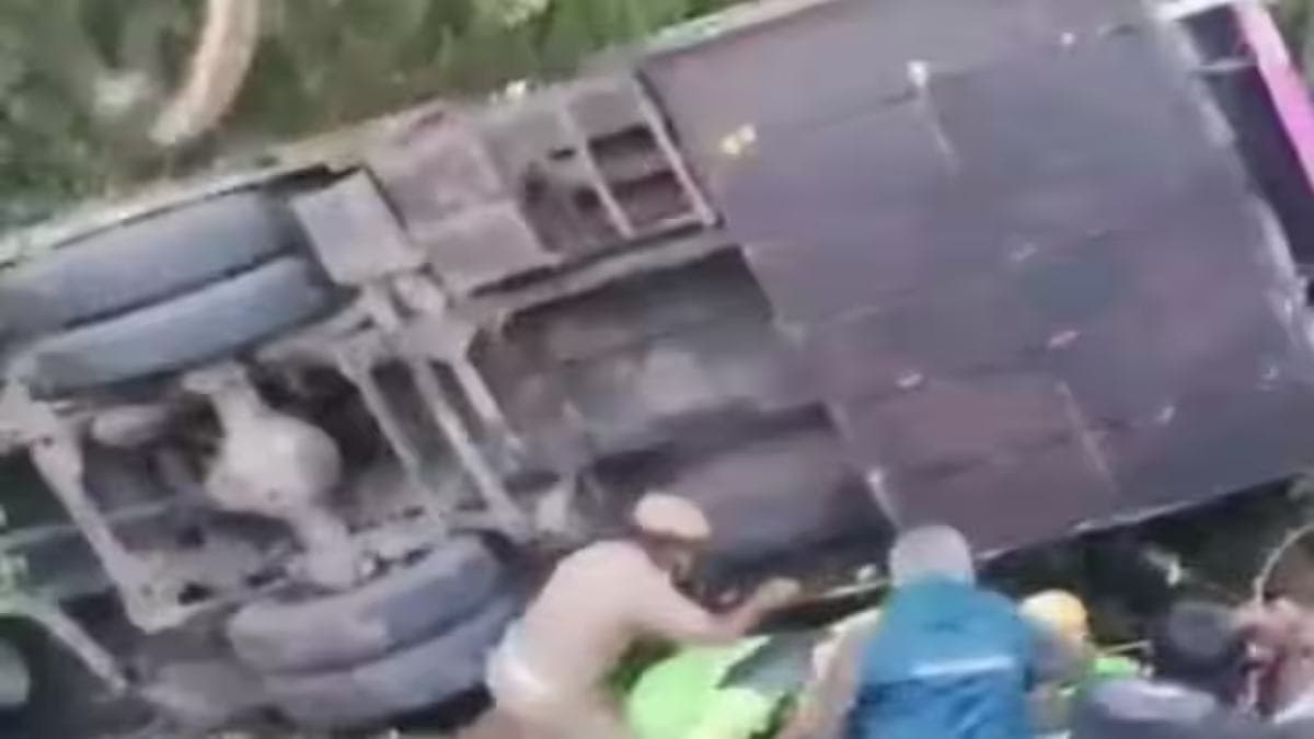 तमिलनाडु में 100 Ft गहरी खाई में गिरी टूरिस्ट बस, 3 औरतों समेत 8 की मौत-35 घायल; ये रही हादसे की वजह