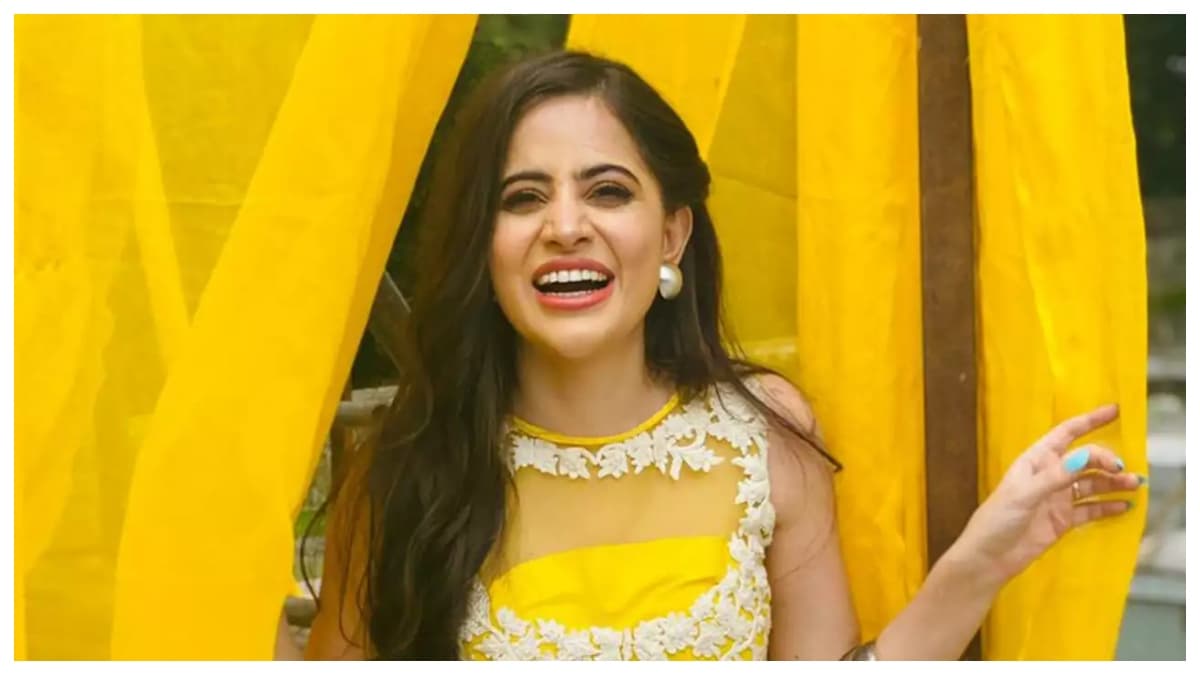 Photos Viral: पिंक सूट और लंबा घूंघट ओढ़ नंगे पैर लालबागचा राजा के दरबार में URFI JAVED