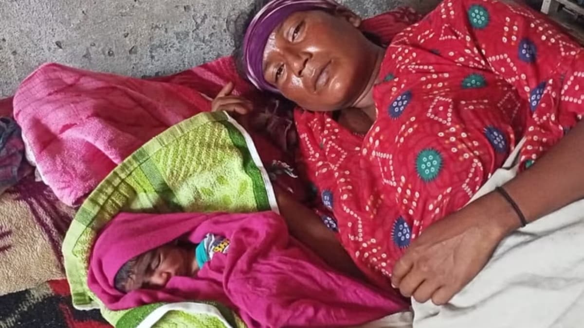 सरकारी अस्पताल ने डिलीवरी के लिए किया मना, फिर बीच बाजार में रिक्शे पर दिया गर्भवती ने बच्चे को जन्म