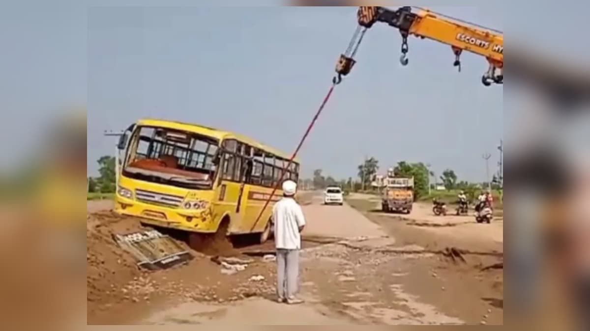 गुरदासपुर में पलटी स्कूल बस, बच्चों समेत 4 टीचर घायल, पेरेंट्स ने ड्राइवर पर लगाए गंभीर आरोप
