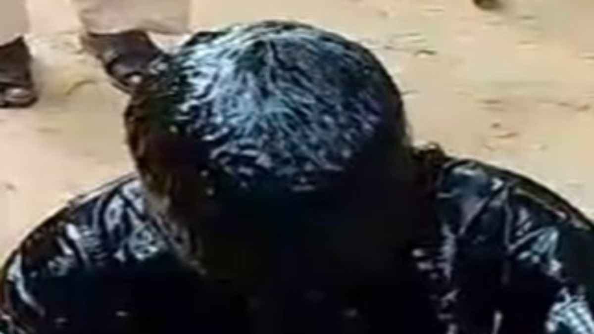 शिक्षक की सामने आई घिनौनी करतूत, गांव वालों ने मुंह काला कर घुमाया