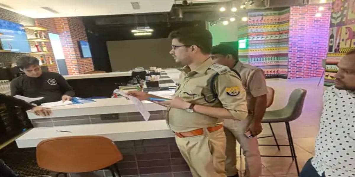 ग्रेटर नोएडा के ग्रांड वेनिस मॉल में आबकारी विभाग की छापेमारी ,इतने लीटर शराब हुई बरामद