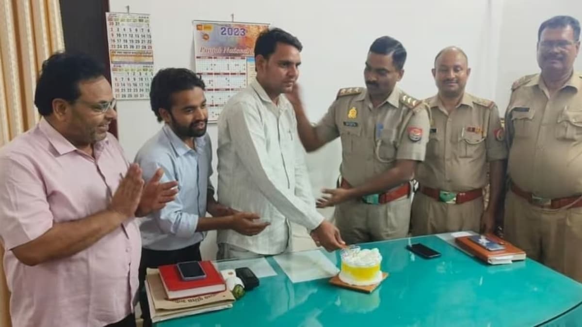 यूपी के थानेदार ने थाने में सपा नेता के भाई संग बर्थडे मनाया, अपने हाथ से केक खिलाया, तस्वीरें वायरल