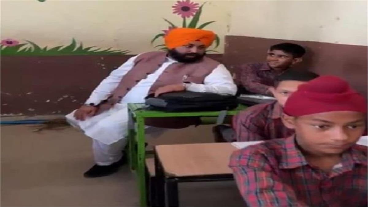 अचानक स्कूलों में पहुंचे शिक्षा मंत्री बैंस, कहीं बने Student,तो कही बने Teacher