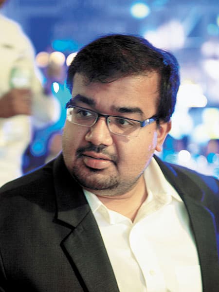 मिलिए उस शख्स से, जो पौने तीन लाख करोड़ की कंपनी में करते हैं काम, भारत के दूसरे सबसे अमीर फार्मा अरबपति के हैं बेटे