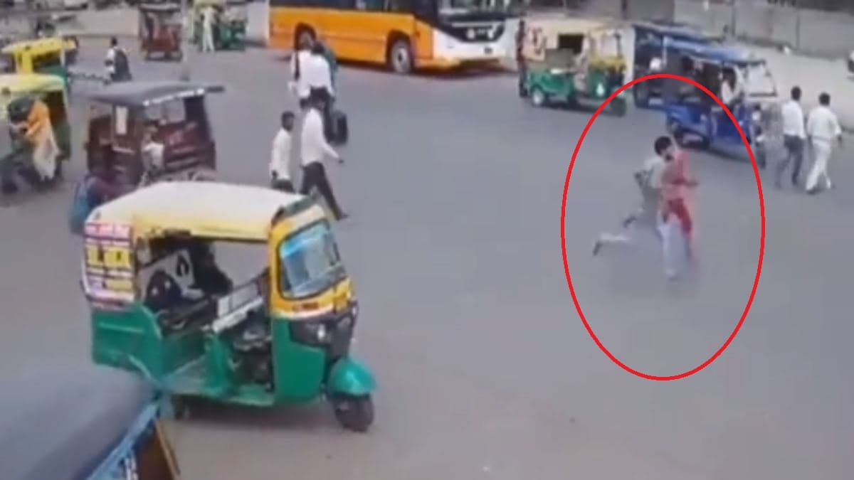 झांसी में वैन से कूद कर भागे 3 कैदी, 11 पुलिसवालों पर केस दर्ज, सामने आया Video