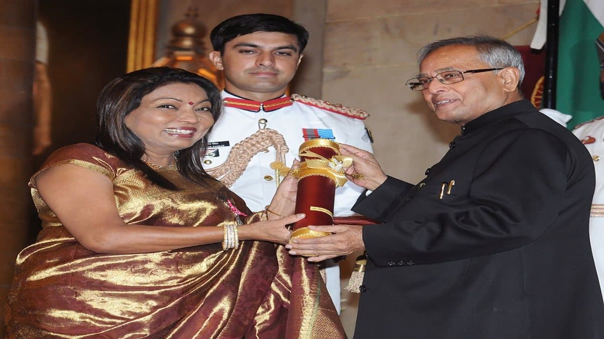 2 रुपए की नौकरी से हासिल किया 2000 करोड़ रुपए का टर्नओवर, पढ़ें पद्मश्री कल्पना सरोज की संघर्ष से भरी कहानी