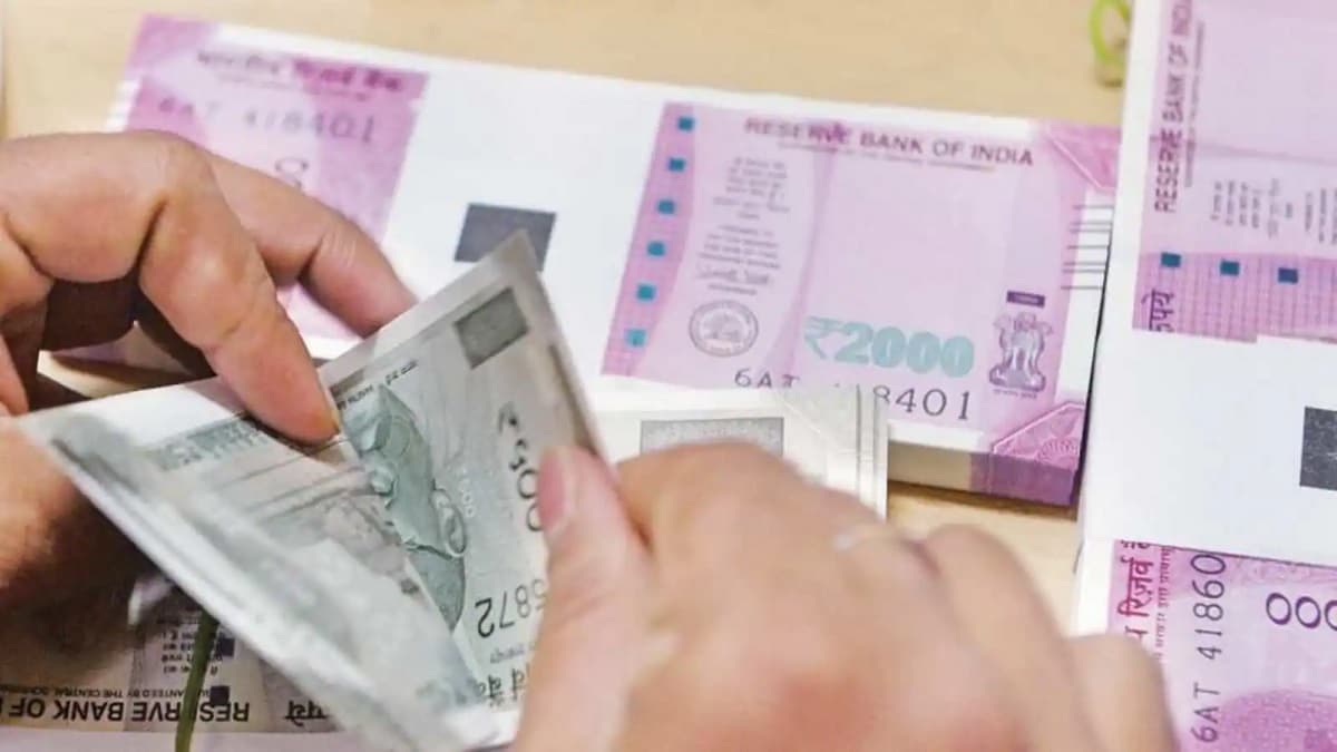 PPF, SSY, वरिष्ठ नागरिक बचत योजनाओं के खातों पर मंडरा रहा खतरा, इस महीने के अंत तक हो जाएंगे बंद!