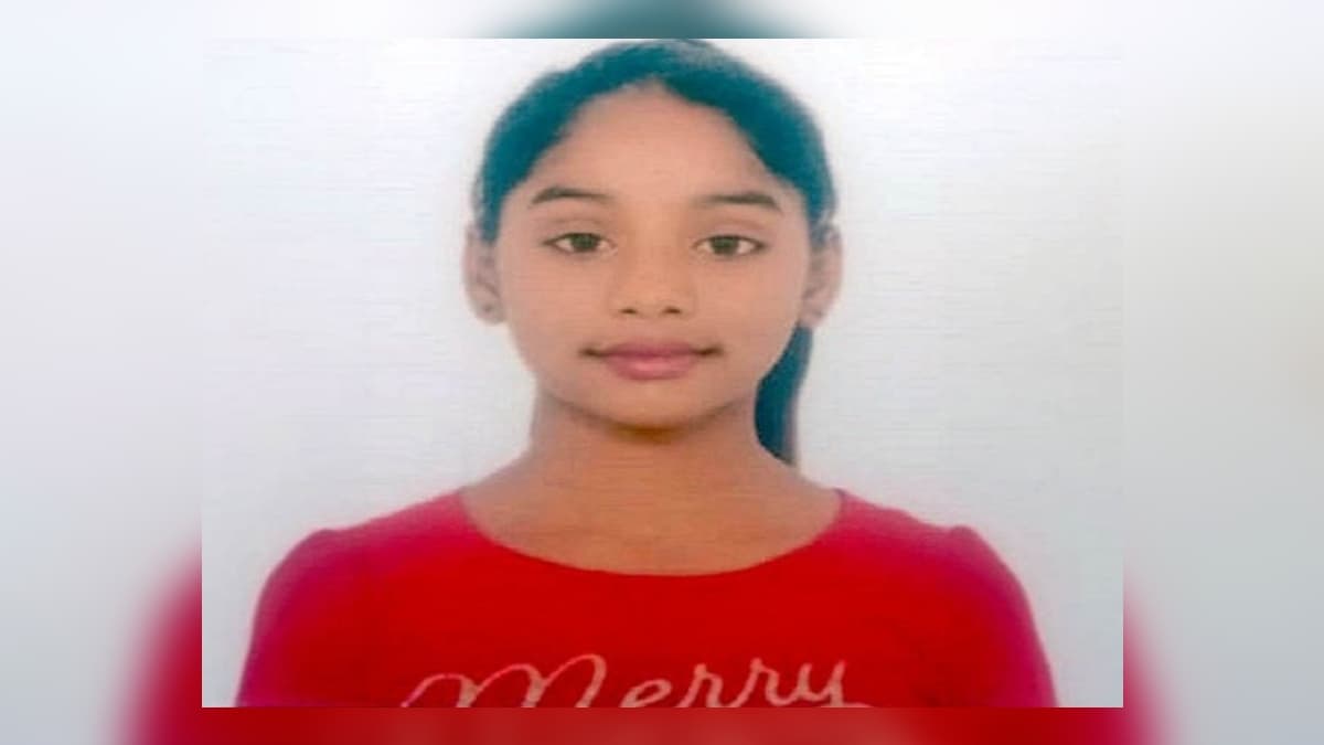परिवार के साथ बैठी नाबालिग लड़की पर कुल्हाड़ी लेकर टूट पड़ा चचेरा भाई, फिर...
