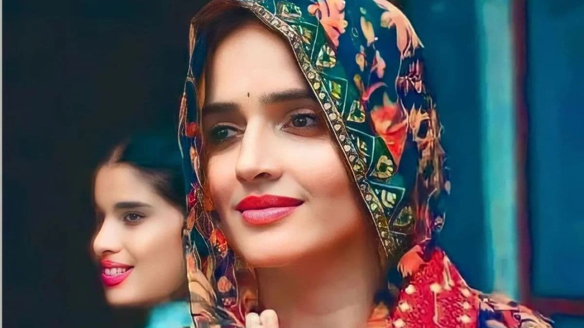 Watch Video: पाकिस्तान से आई सीमा बनीं 'राधा', पति के साथ नजर आईं नए लुक में