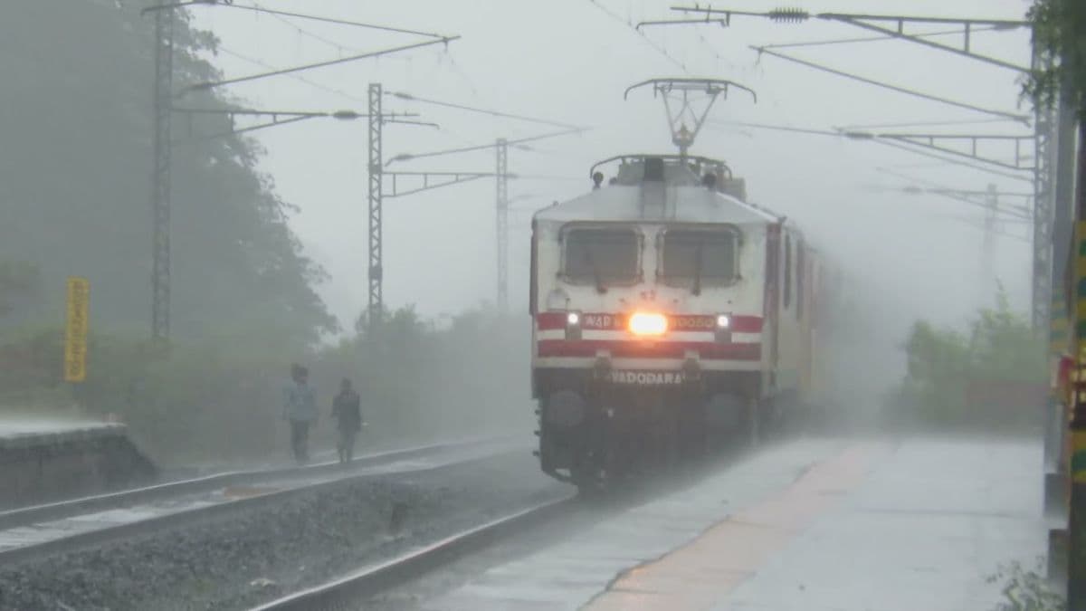 मध्य प्रदेश के कई जिलों में भारी बारिश से रेलवे ट्रैक उखड़े, दिल्ली तक के यात्री प्रभावित; कई ट्रेनें कैंसिल