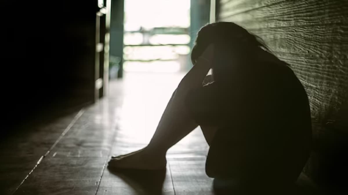 पति को ब्लू फिल्म देखने की लत, पत्नी से कहता आपत्तिजनक कपड़े पहनो; थाने में रखी ये डिमांड