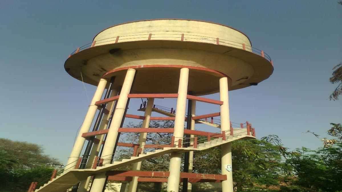 पिटाई करवाने के बाद पत्नी बोली-तलाक चाहिए, नाराज पति 'वीरू' बन पानी की टंकी पर चढ़ा