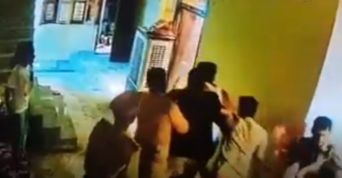 बीजेपी कार्यकर्ता को अंडरवियर-बनियान में ही उठा ले गई पुलिस, वीडियो वायरल हुआ तो...