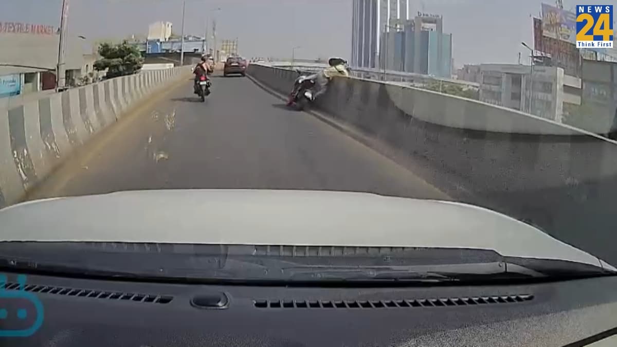 कट मारने के चक्कर में रिंग रोड की वाल पर लटका बाइक सवार; Video देख आप भी कहेंगे-हेलमेट पहनना जरूरी है