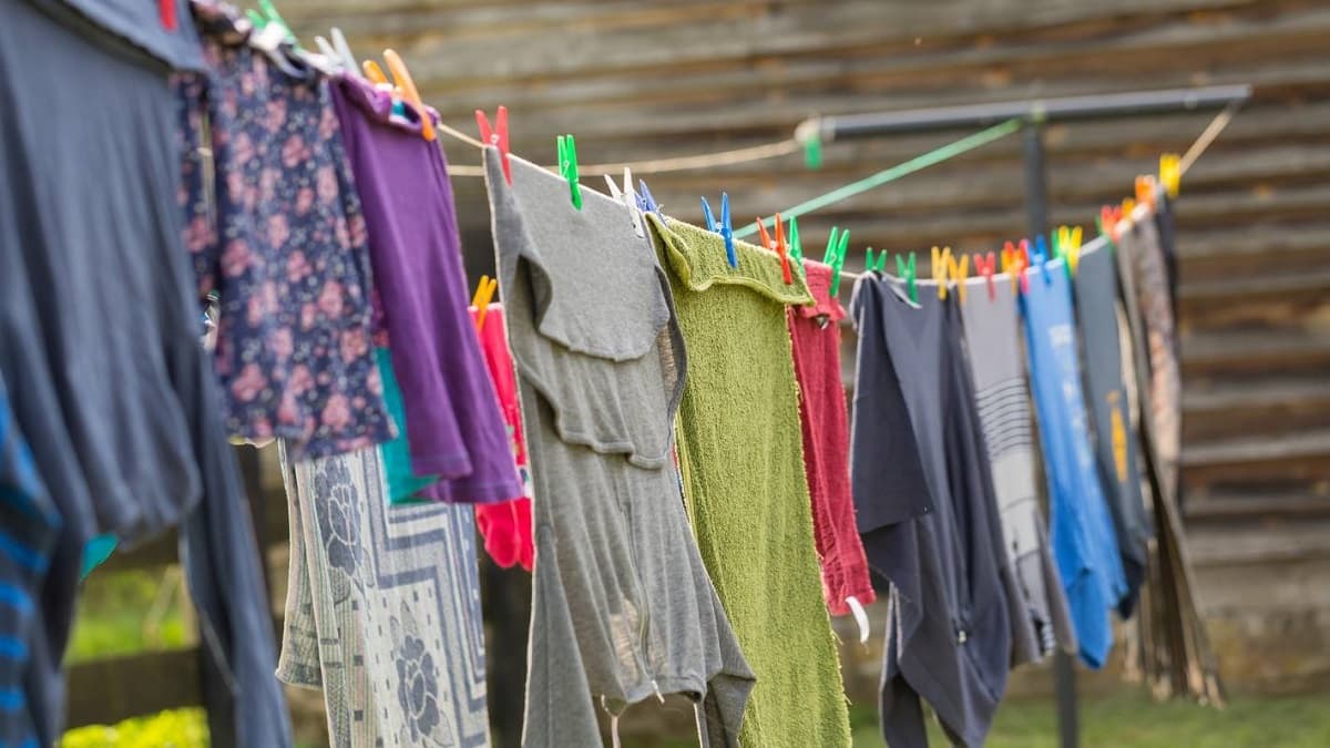 बिना धूप के कपड़े सुखाने का शानदार तरीका, तौलियों और बेडशीट से Smell भी नहीं आएगी