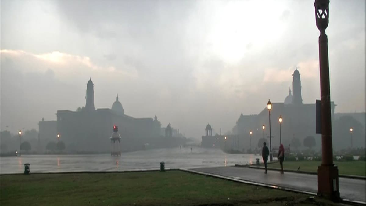 Weather Update Today: दिल्ली में बूंदाबांदी के आसार, दक्षिण भारत में 4 दिन तूफान की आशंका; IMD का ताजा अपडेट