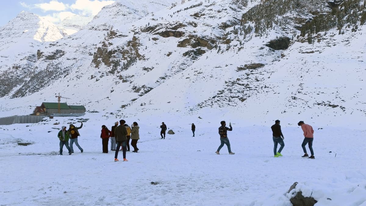 IMD Weather Update: दिन में रहेगी गर्मी, पर्वतीय हवाएं चलने से शाम होते ही बढ़ेगी ठंड; जानें मौसम का ताजा अपडेट