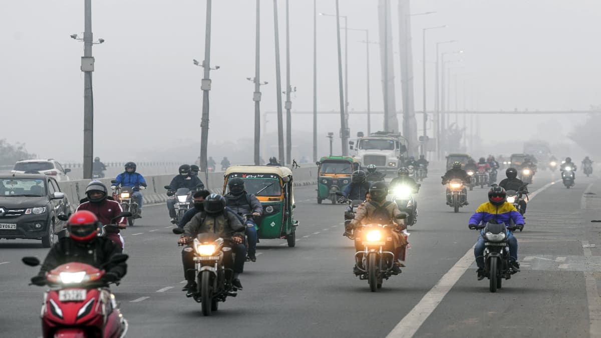 IMD Weather Update: दिल्ली-NCR में बारिश से गिरा पारा, पहाड़ी इलाकों में जमकर बर्फबारी; जानें आज का मौसम