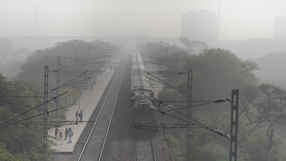 Delhi AQI: दिल्ली की जहरीली हवा में कुछ सुधार, दशहरा पर आतिशबाजी और पटाखों का नहीं दिखा खास असर