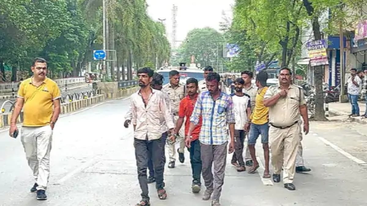 Chhattisgarh: DJ बजाने पर रोकने गए पुलिसकर्मी के साथ हाथापाई; फाड़ी वर्दी, 7 गिरफ्तार
