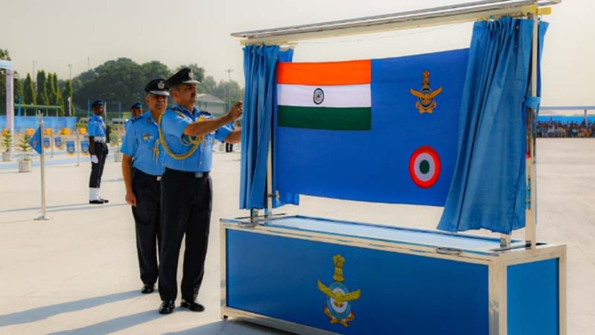 एयर चीफ मार्शल ने वायुसेना के नए ध्वज का किया अनावरण, बोले- 'ये ऐतिहासिक क्षण'