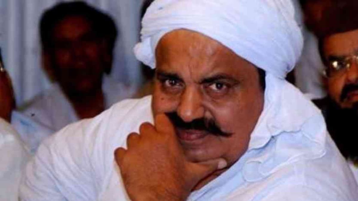 बाल सुधार गृह से रिहा हुए माफिया अतीक अहमद के दोनों बेटे, दर्जनों पुलिसकर्मियों के सामने हुई थी बाप-चाचा की हत्या
