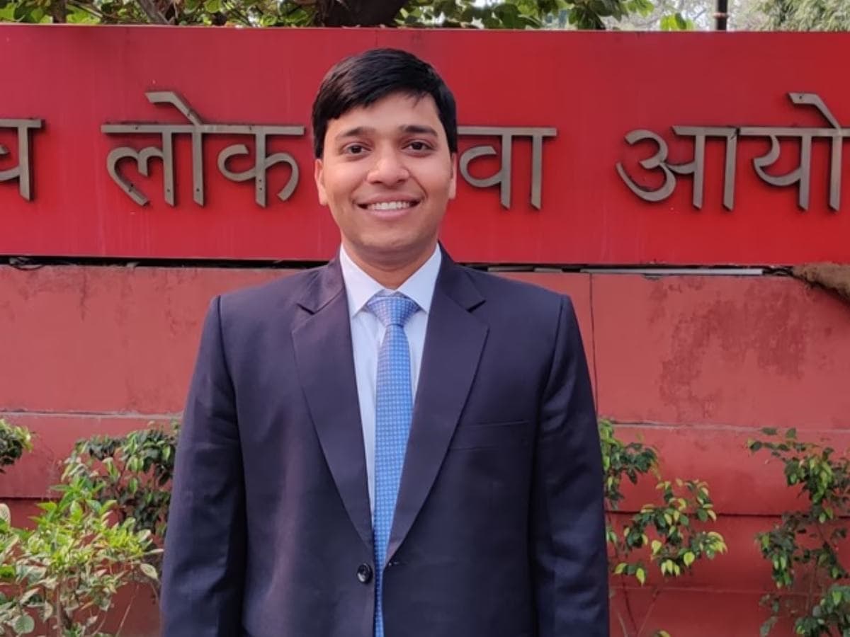 Success story: 28 लाख सैलरी वाली जॉब छोड़ युवक ने दी UPSC की परीक्षा, पहले ही प्रयास में बना IAS