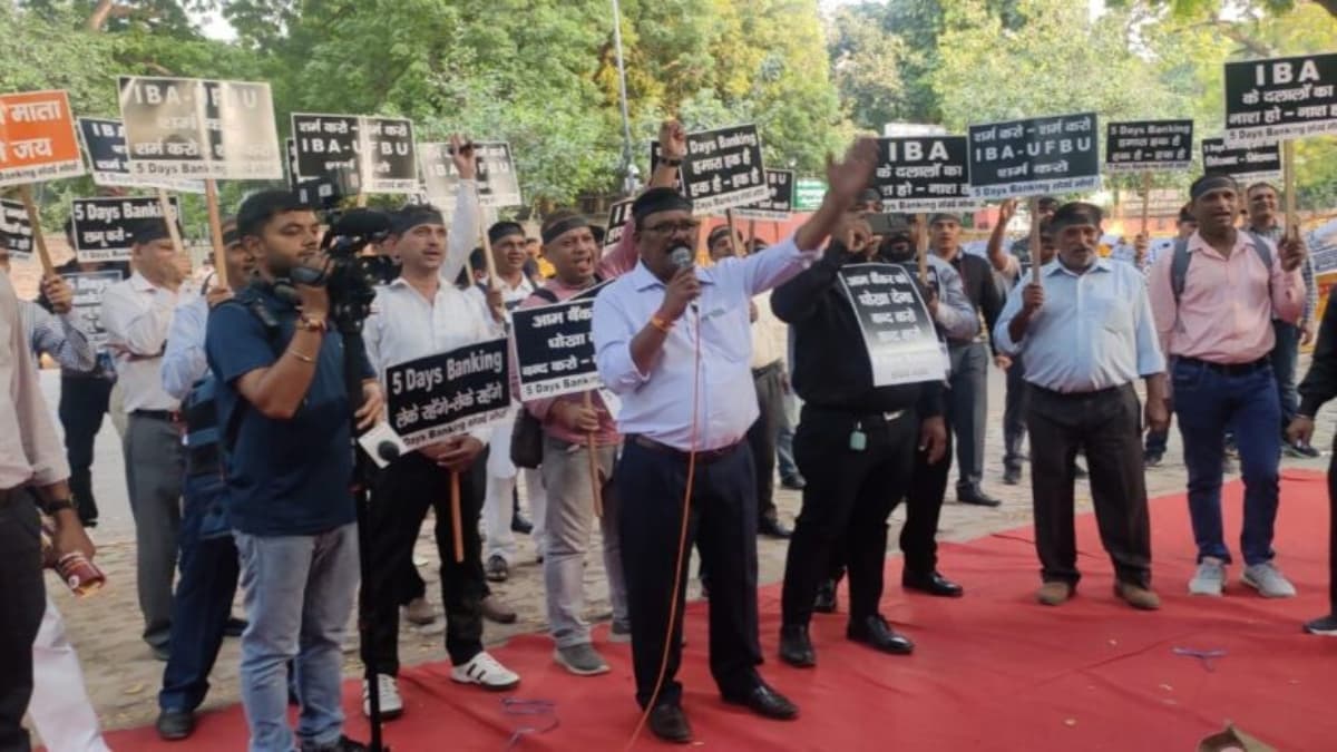 बैंकिंग संघर्ष मोर्चा ने 5 दिवसीय मांग को लेकर जंतर-मंतर से संसद मार्ग तक निकाला कैंडल मार्च, वित्तीय सचिव को सौंपा ज्ञापन 