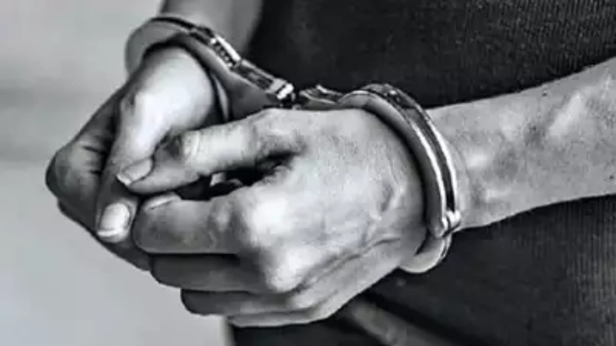 मुंबई एयरपोर्ट पर की जा रही थी सोने की तस्करी, पुलिस ने दबोचा, कीमत इतनी कि खरीद लेंगे तीन फॉर्च्यूनर कार