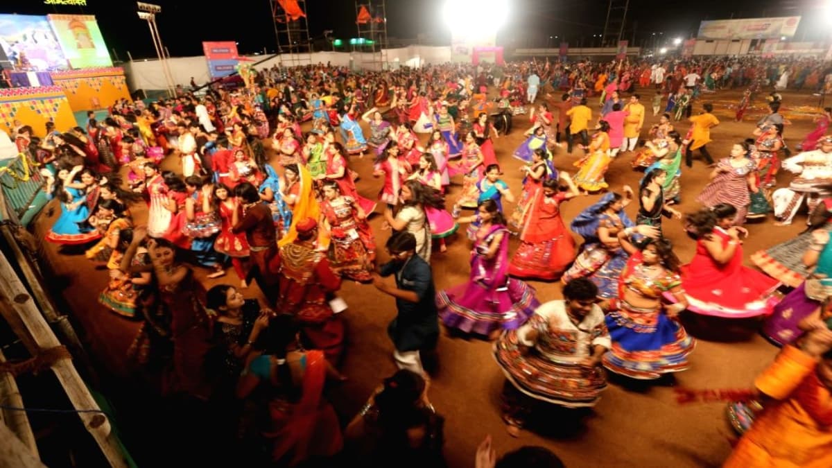 गरबा पंडालों में ID चेक कर प्रवेश दे रहे बजरंग दल के कार्यकर्त्ता, कांग्रेस ने लगाया BJP के नाकाम रहने का आरोप