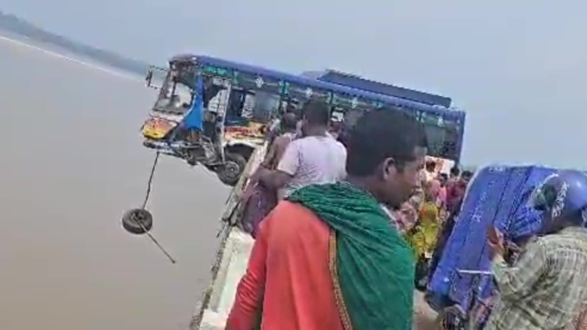 पुल की रेलिंग तोड़कर उफनती नदी में बस लटकी, 45 लोगों की जान हलक में अटकी