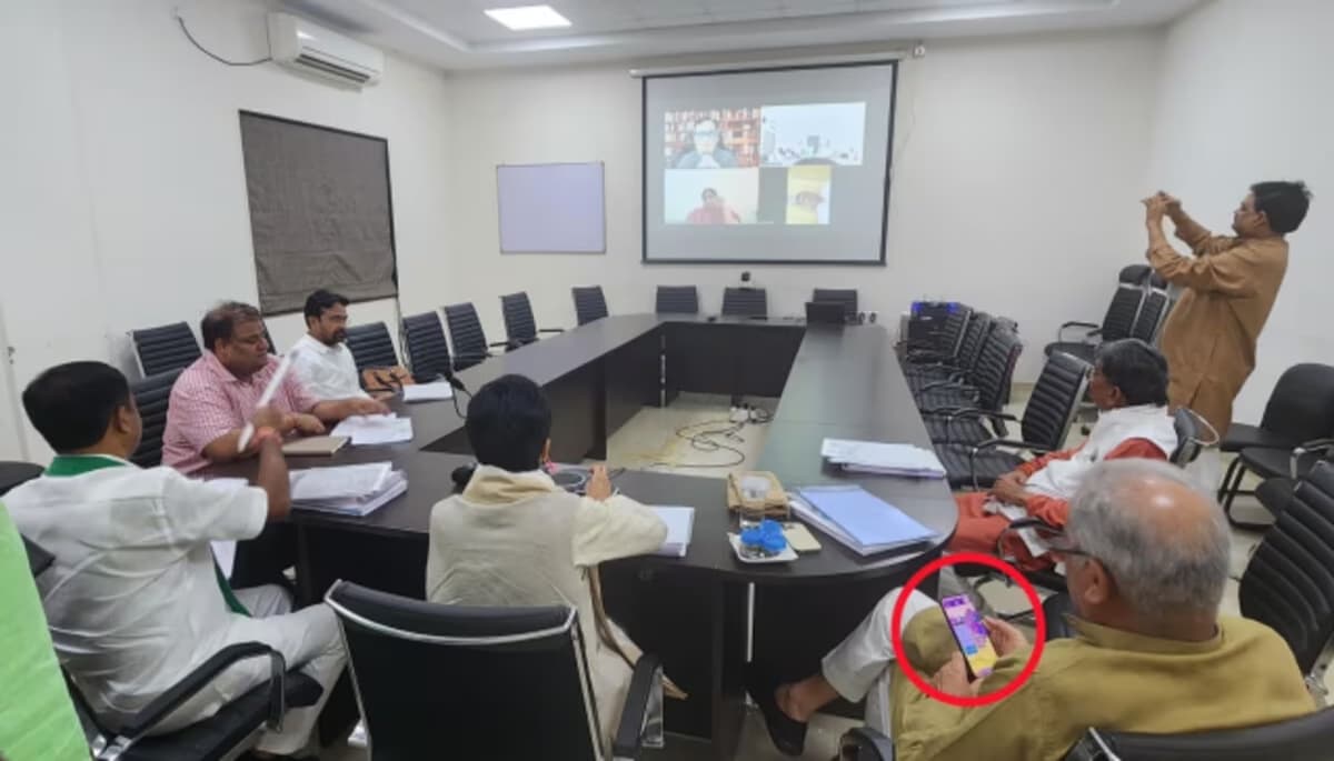 कांग्रेस की बैठक के बीच Candy Crush खेलते दिखे सीएम बघेल, भाजपा आईटी सेल ने शेयर की फोटो