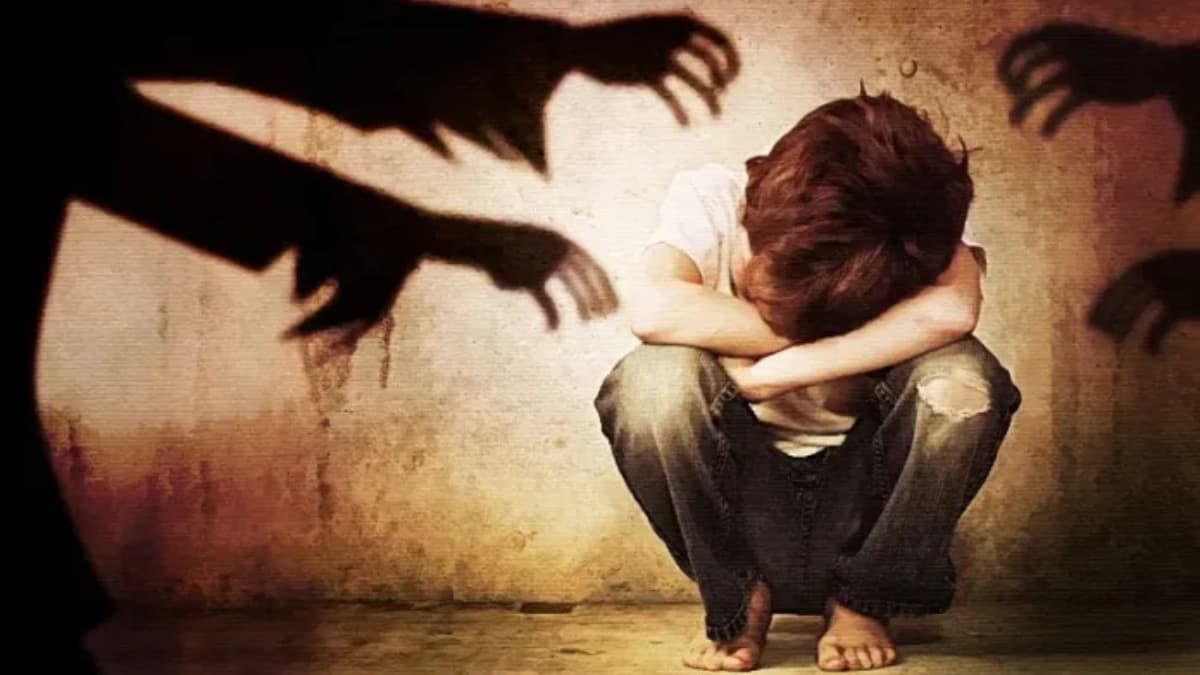 महिला टीचर ने छात्र से कहा- मेरे साथ संबंध बनाओ, धर्म बदलो; पिता का DM को अल्टीमेटम, 'एक्शन न लिया तो चोटी काट लूंगा'