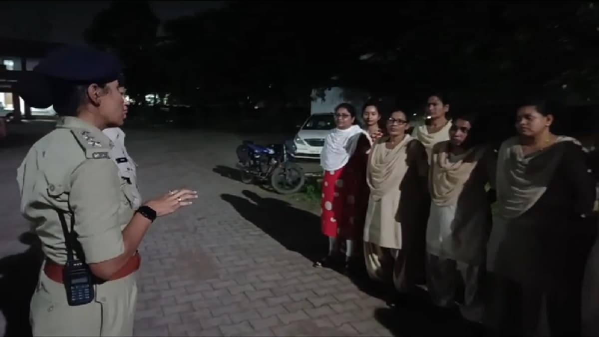 छत्तीसगढ़ DSP की सराहनीय पहल, शुरू किया 'स्वच्छता अभियान'; रात में खुद फील्ड में कर रहीं सरप्राइज चैकिंग