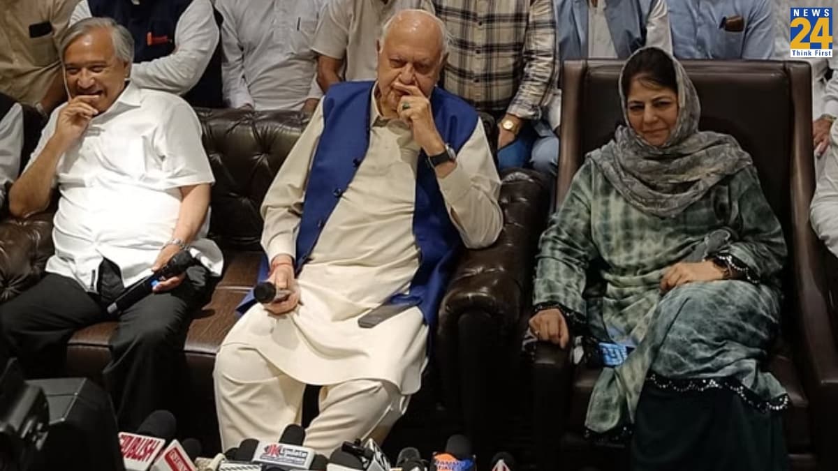 फारूक अब्दुल्ला का बड़ा सवाल, जम्मू-कश्मीर में सब ठीक तो फिर क्यों नहीं कराए जा रहे चुनाव? क्यों सस्पेंड है संविधान?
