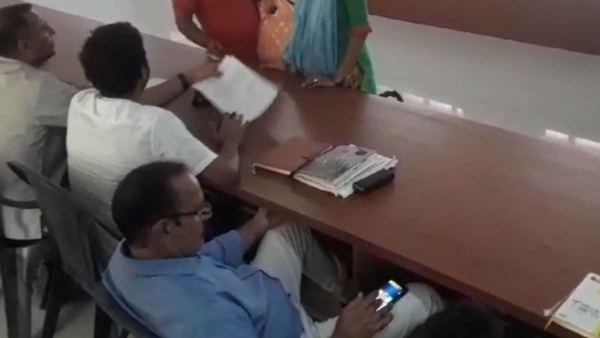 यूपी की जनता त्रस्त... अफसर 'लूडो' खेलने में व्यस्त, ऐसे उड़ रहीं सीएम योगी के निर्देशों की धज्जियां