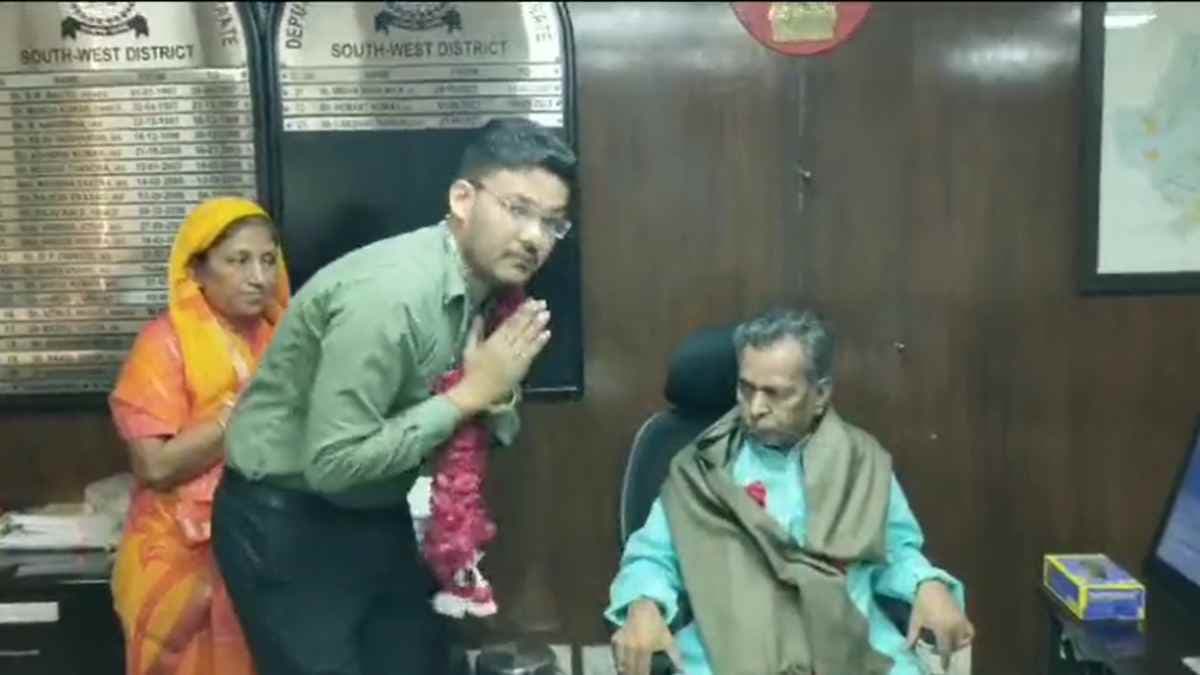 'क्या ये सही है? IAS अधिकारी ने अपनी कुर्सी पर पुजारी को बैठाकर किया स्वागत-सत्कार, वीडियो पर खड़ा हो गया विवाद