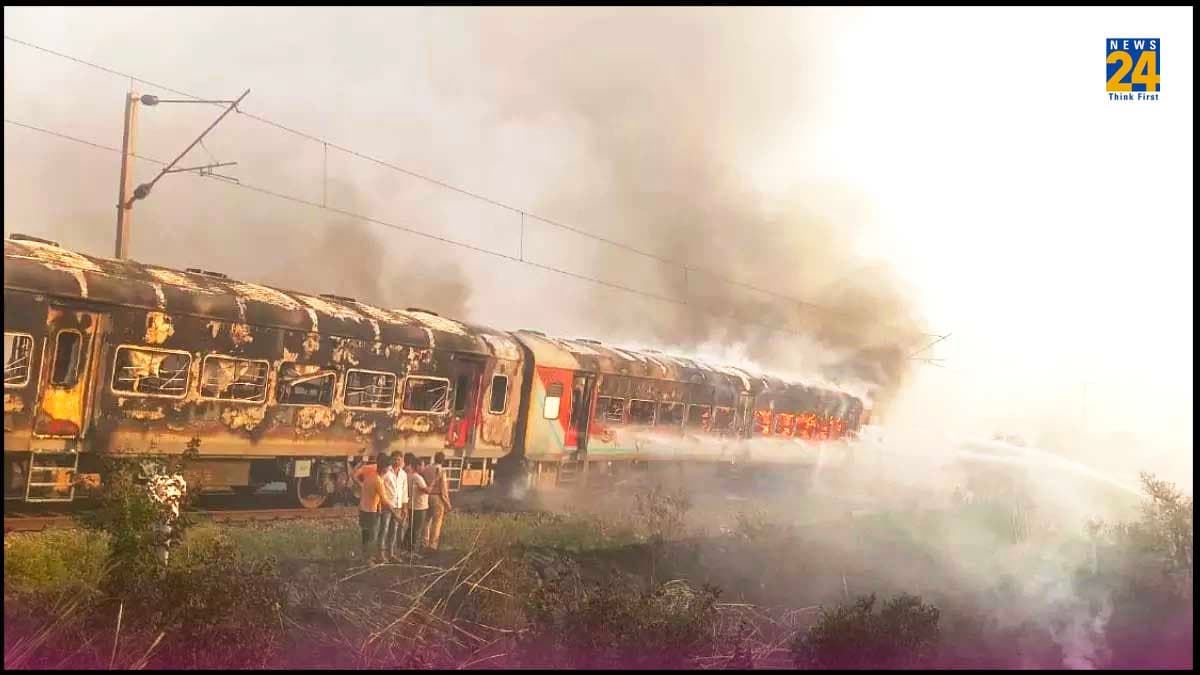 आगरा के पास पातालकोट एक्सप्रेस में लगी आग; बीच ट्रैक पर रोकी ट्रेन, कूद कर भागे यात्री