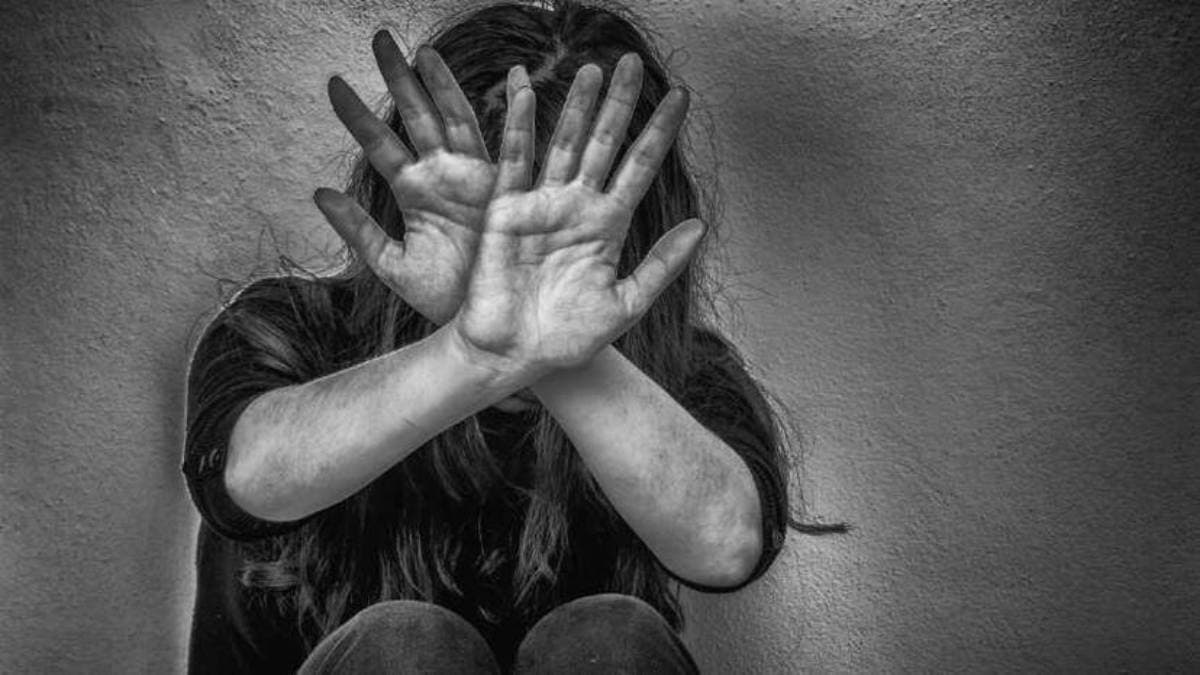 पुलिस वालों की शर्मनाक करतूत, रेप पीड़िता से बोले- दुष्कर्म का केस दर्ज मत कराओ, समाज में बदनामी होगी